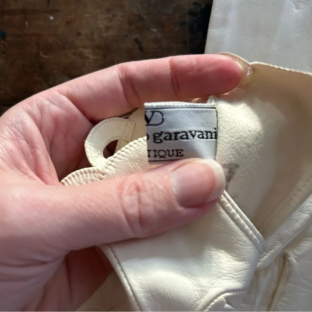 Valentino Garavani Cream Scalloped Leather Gloves